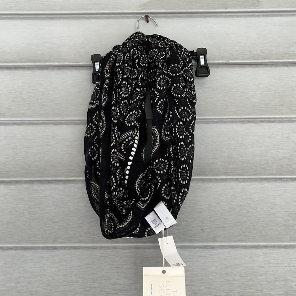 Black and white scarf